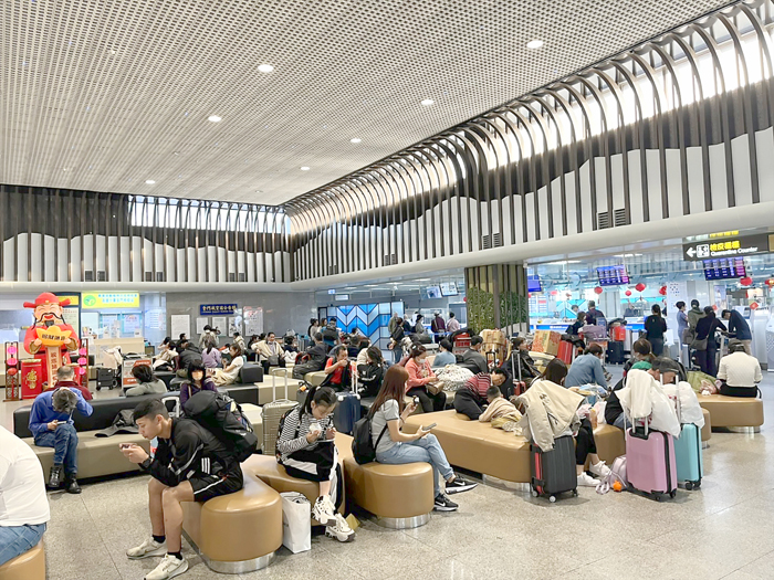 再受濃霧影響,尚義機場取消部分航班,逾6百多位旅客受到影響。(高凡淳攝)