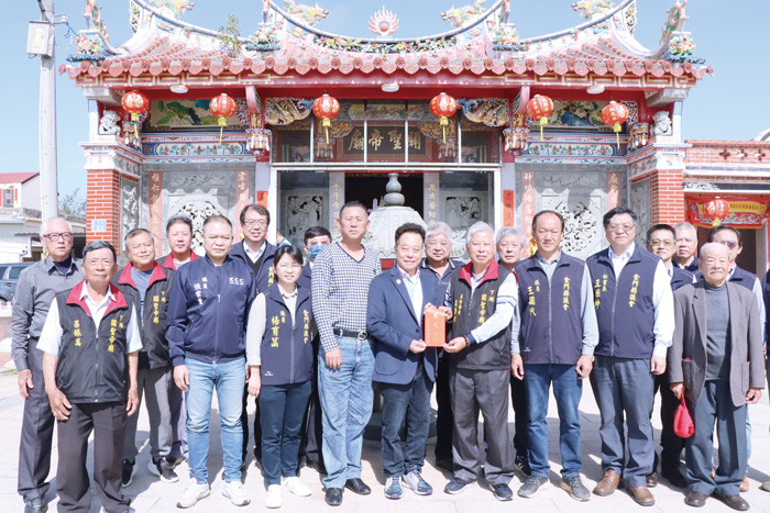 縣議會下湖關聖帝廟上香。(縣議會提供)