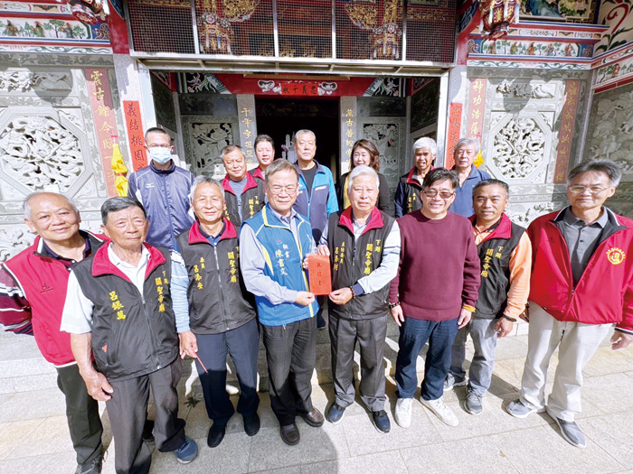 下湖「關聖帝廟」醮慶,金湖鎮公所團隊參拜。(金湖鎮公所提供)