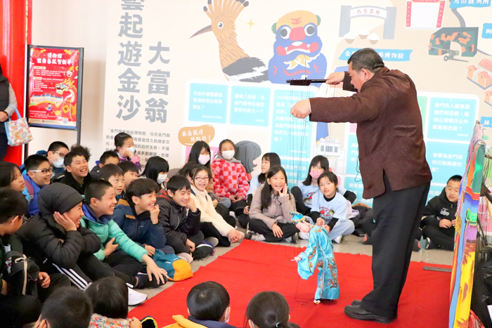 「金門文化藝起來」讓地區學子走出校園，走進金門歷史民俗博物館、西園鹽場文化館等，欣賞傀儡戲表演、聆聽館內導覽解說以及藝術手作。（多年國小提供）