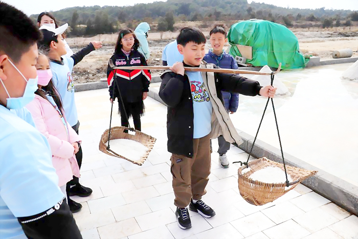 「金門文化藝起來」讓地區學子走出校園，走進金門歷史民俗博物館、西園鹽場文化館等，欣賞傀儡戲表演、聆聽館內導覽解說以及藝術手作。（多年國小提供）