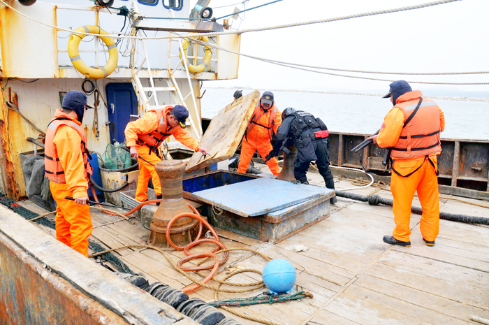 金門海、岸巡隊取締越界作業的大陸船隻，海上糾紛和緊張狀況層出不窮。（李金生攝）