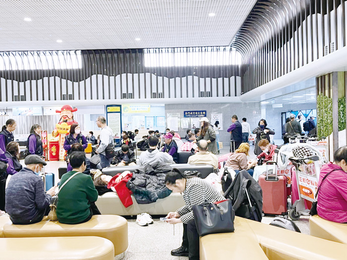 濃霧散去,多數旅客按照原定行程返台。(高凡淳攝)