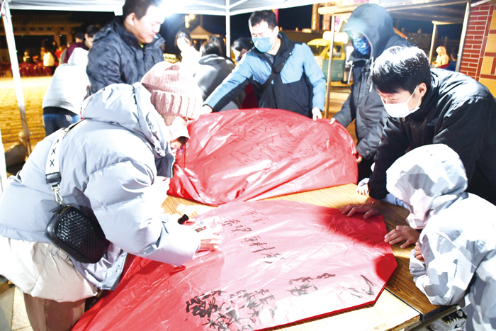 民眾在天燈寫下祈福和心願。(楊水詠攝)