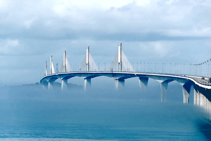 濃霧籠罩金門大橋,彷彿通往仙境。
(吳家興攝影提供)