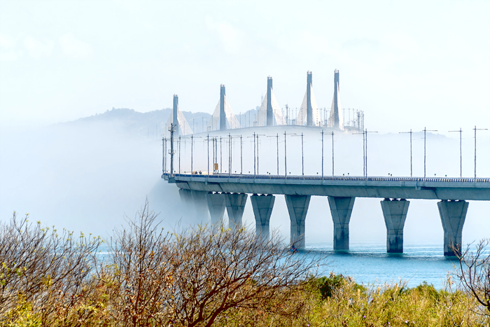 濃霧籠罩金門大橋，彷彿通往仙境。
（吳家興攝影提供）