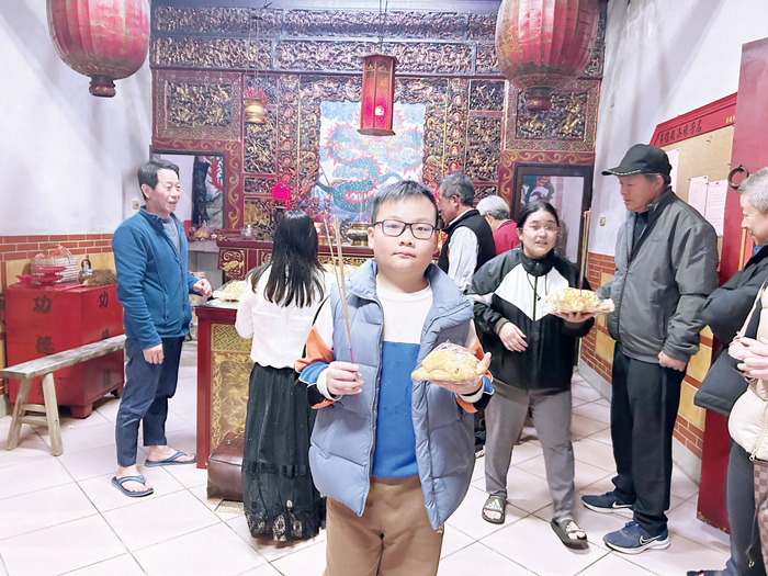 元宵節，湖南吳保殿廟內供桌擺滿了大、小麵龜，讓信眾參與元宵乞龜的應景活動。（許加泰攝）