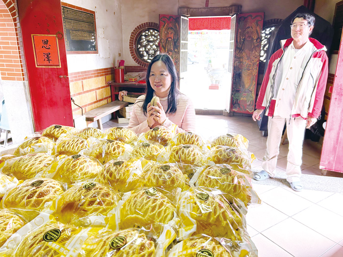 元宵節，湖南吳保殿廟內供桌擺滿了大、小麵龜，讓信眾參與元宵乞龜的應景活動。（許加泰攝）