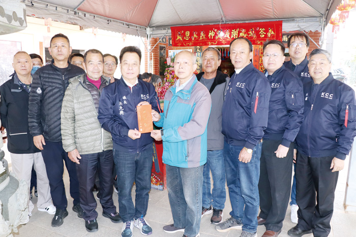 議長洪允典昨率議會主管至後豐港來鳳宮參拜祈福。(楊水詠攝)