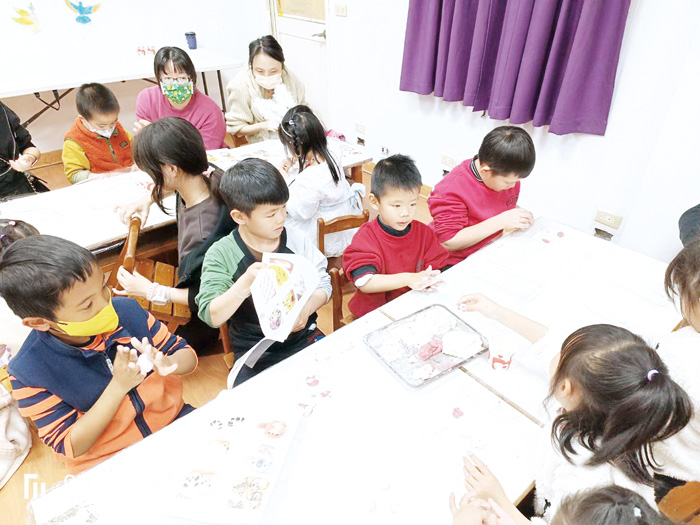 島嶼村落發展協會結合天主堂辦理歡慶元宵手作體驗活動。(主辦單位提供)