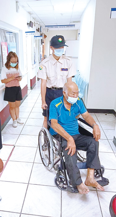張世賢協助榮民就醫。(榮服處提供)