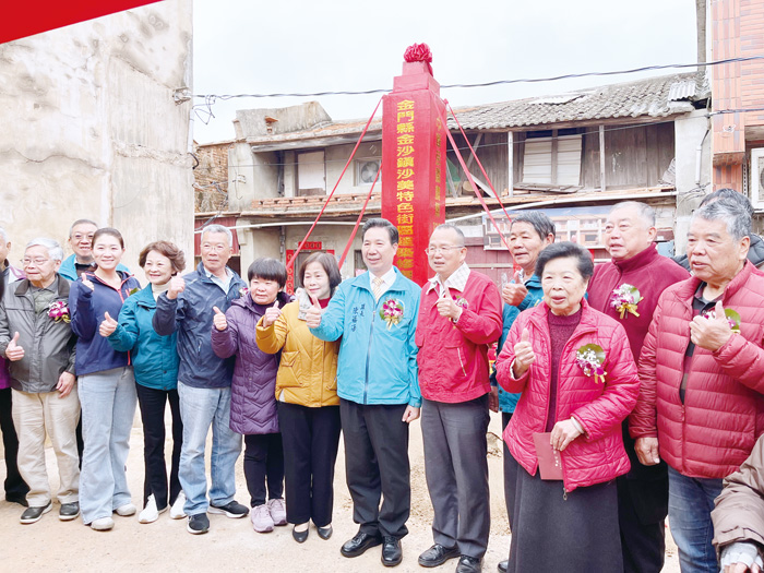 陳縣長與到場的貴賓與居民於動土後合照留念。(莊煥寧攝)