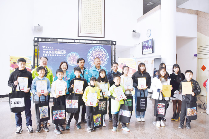 112學年度全國學生美術比賽優勝作品巡迴展金門場次,昨日下午二時起在金門縣文化局舉行開幕式,由參議陳世保代表陳縣長主持。(李增汪攝)