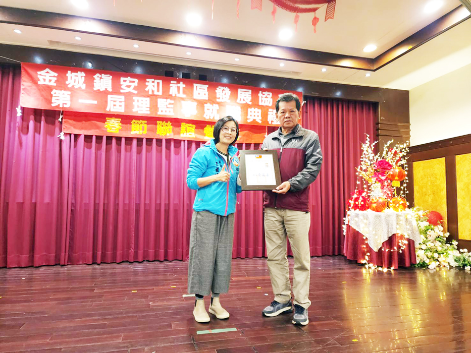 蔡輝詩（右）就職，社會處副處長王茲繐頒發當選證書。（許峻魁攝）