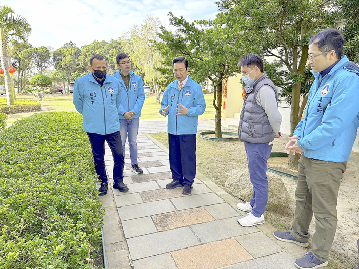縣長陳福海日昨訪林務所及養工所,慰勉第一線工作人員辛勞,也邀集重要幹部,就環境美化綠化及整體環境建構等交流意見,盼整合資源齊力建構整潔友善的金門。(林務所提供)