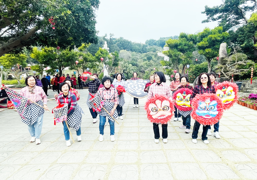 金門縣婦女會去年慈善巡演獲得好評，成員昨日上午以快閃方式於太武山海印寺前演出新舞碼，向登山禮佛的鄉親拜晚年。（金門縣婦女會提供）