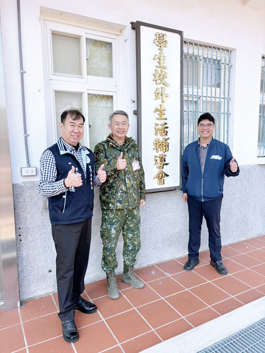金防部副指揮官周國健少將、金門農工吳志衍校長拜會金門縣學生校外生活輔導會軍訓督導謝明德上校。(該會提供)