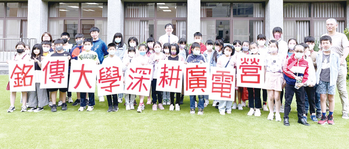 銘傳大學金門分部「國小媒體暨新科技營隊活動」分電視主播營、無人機體驗營、國小廣播營。（銘傳大學金門分部提供）