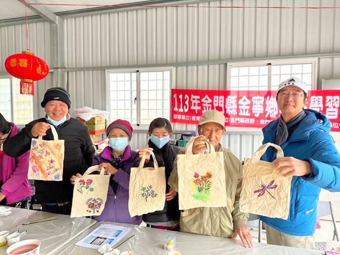 活動參與者開心與作品合影。（金寧鄉樂齡學習中心提供）
