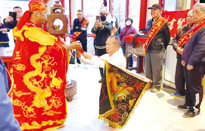 馬六甲三忠宮宗教文化交流參訪，26日抵沙美萬安堂三忠廟；雙方乩身臨壇上演兄弟相見歡。（陳麗妤攝）