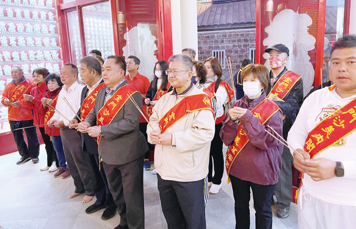 馬六甲三忠宮宗教文化交流參訪，26日抵沙美萬安堂三忠廟。（陳麗妤攝）