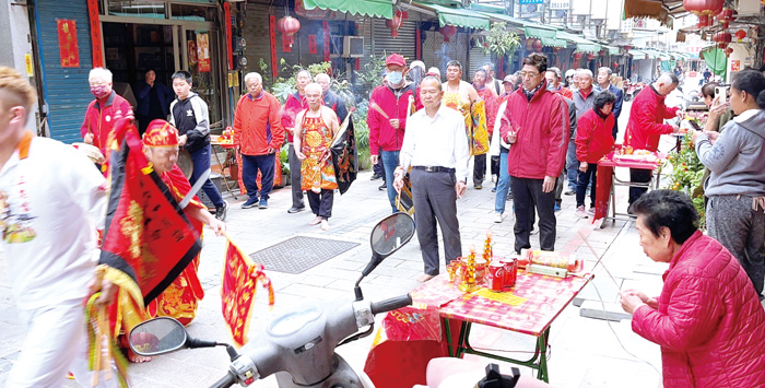 馬六甲宗教交流團起駕，沙美家戶設香案。（陳麗妤攝）