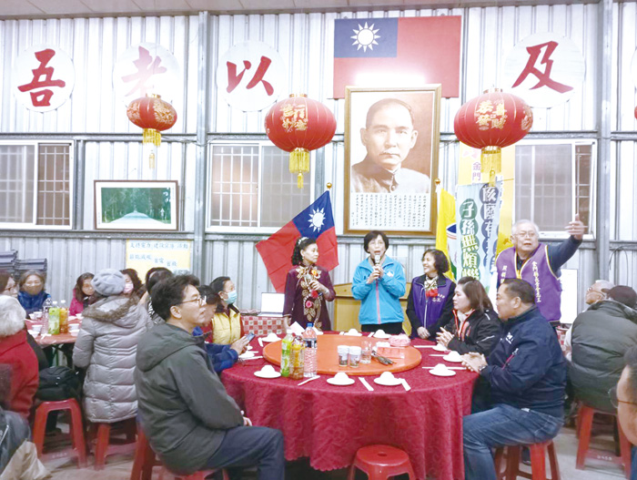 長青會新春聯誼,各界貴賓致意。(金門長青會提供)