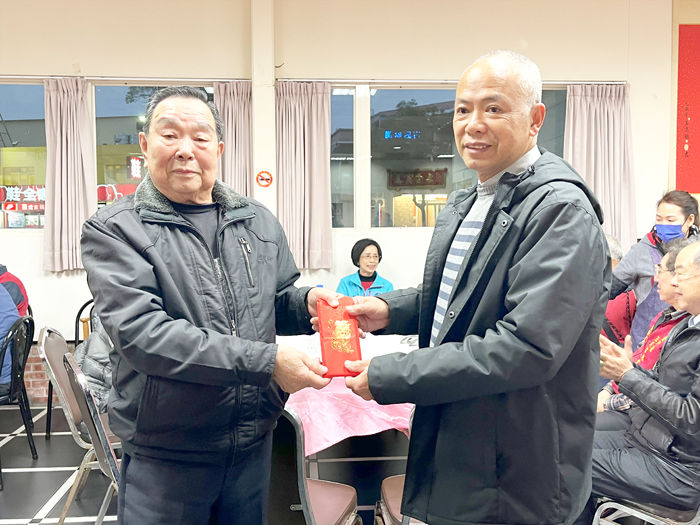 王水衷捐十萬元會務經費,由王先凱(左)代表贈予。(高凡淳攝)