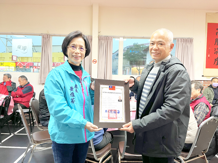 黃雅芬頒贈王健力當選證書。(高凡淳攝)