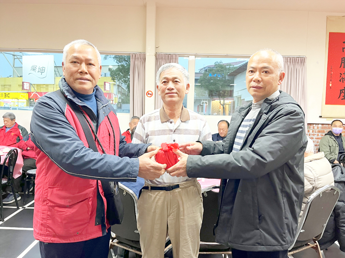新任理事長王健力(右)自原任理事長王振評(左)手中接下印信,由常務監事王振錐(中)監交。(高凡淳攝)