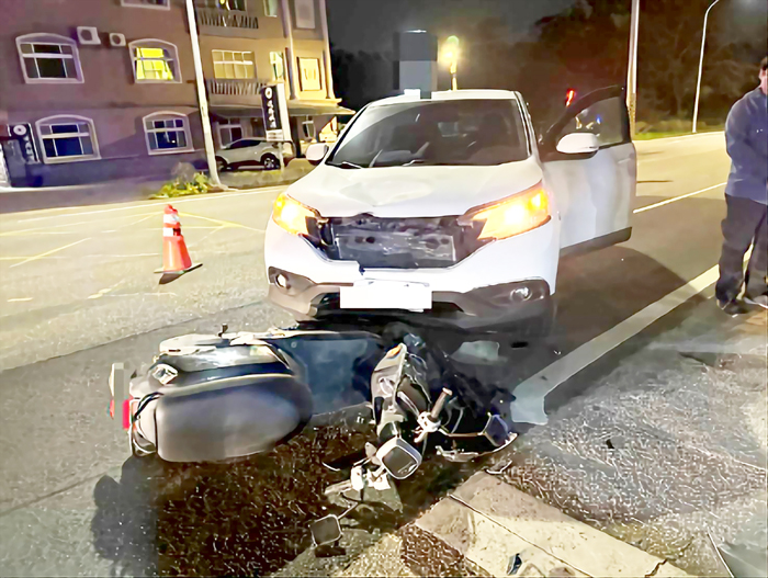環島西路二段80巷口路段發生自小客車與直行機車車禍。(金城分局提供)