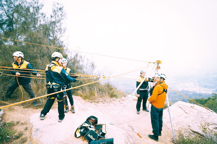消防局第二大隊金沙、金湖分隊在太武山百二階大岩壁舉行大隊組合訓練。（消防局提供）