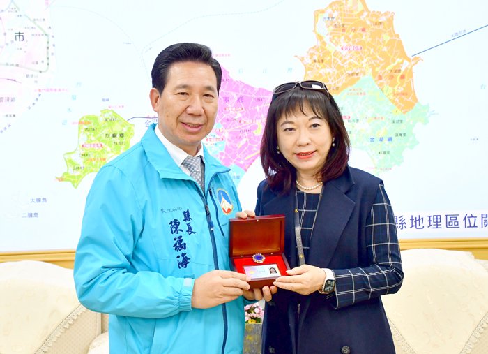金門縣長陳福海昨頒贈華信航空金門站經理黃世賢榮譽縣民證。(楊水詠攝)