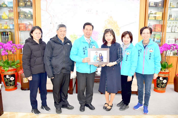 金門縣長陳福海昨頒贈華信航空金門站經理黃世賢榮譽縣民證及合影。(楊水詠攝)