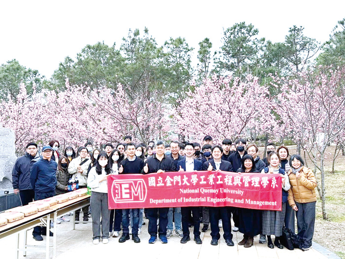 金大工管系櫻花野餐活動,邀請來訪的日本學者共同參與交流,欣賞校園的櫻花美景。(金大提供)