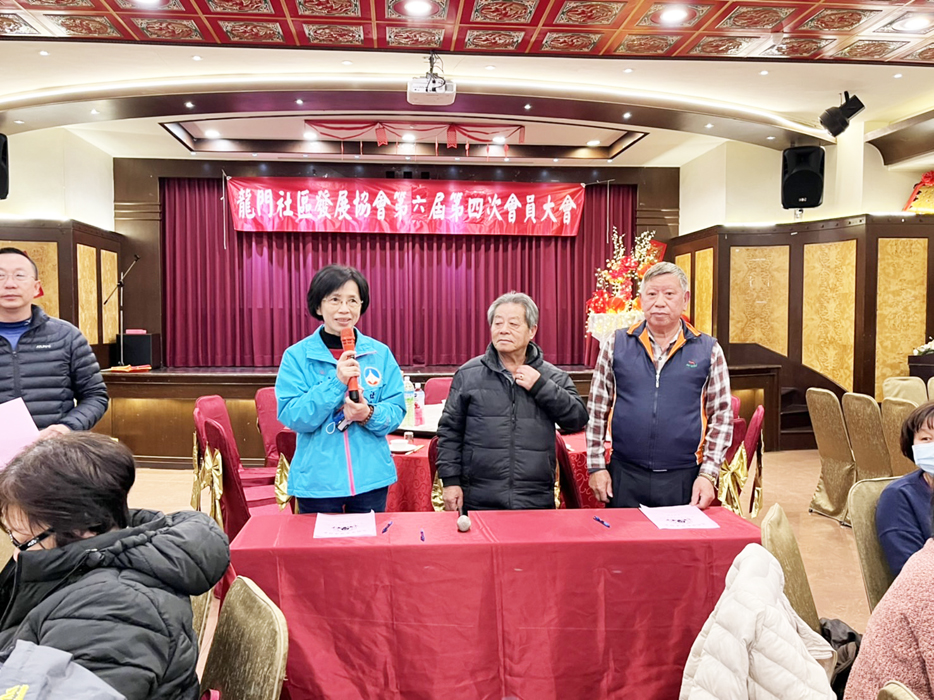 黃雅芬處長(左一)代表縣長陳福海,感謝社區長期對縣政的支持。(高凡淳攝)