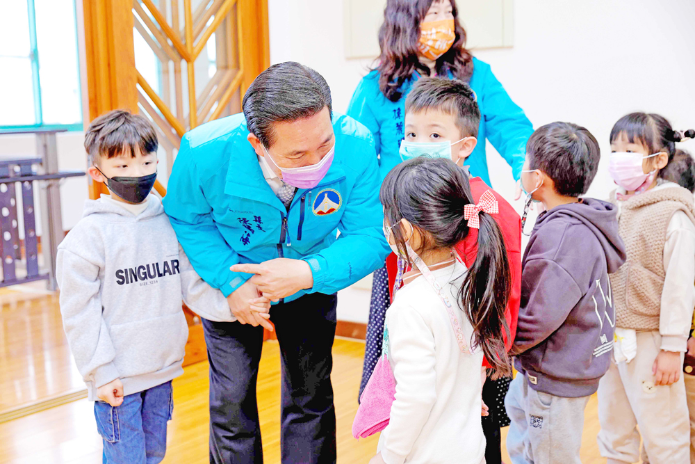 縣長陳福海推進幼兒教育政策,113學年度再增設5班2歲幼幼專班,倡導優質教育與校園綠美化,助力幼兒潛能發展。(薛子軒攝)
