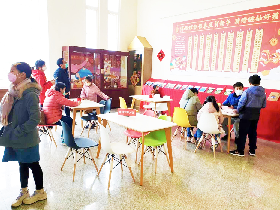 文化園區金門歷史民俗博物館「猜燈謎抽好禮」抽出100個幸運兒;圖為民眾參與情形。(文化園區管理所提供)