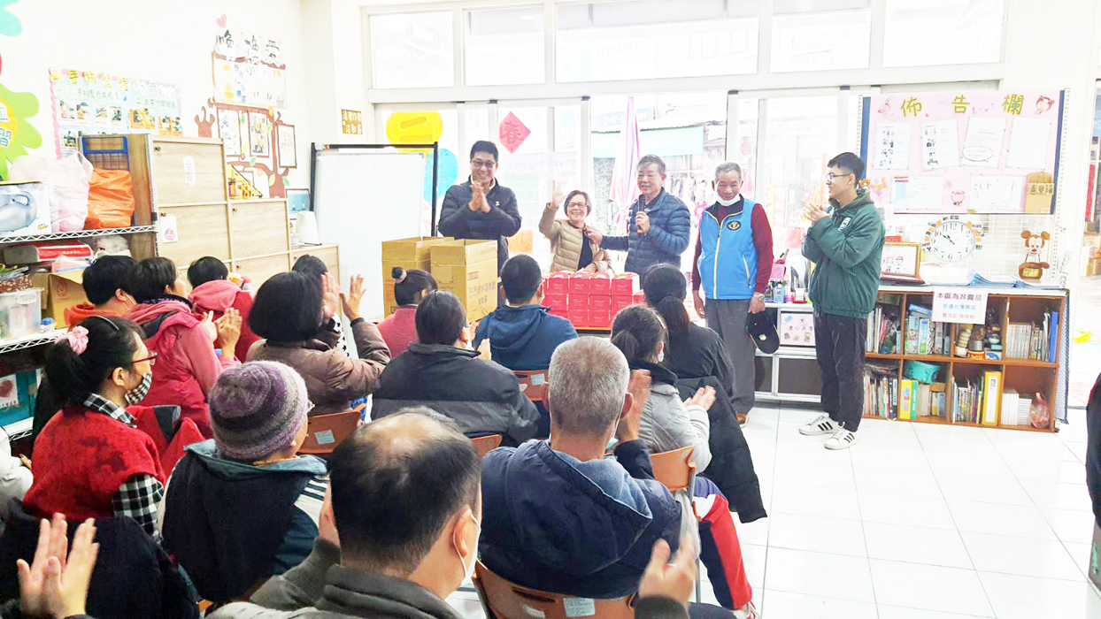 寧湖土地公廟慈善會對地區社福機構和弱勢家庭進行慰問。(該會提供)
