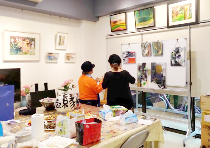 金門聯誼畫展今日在陳素民美術館（能仁小築）登場。圖為藝術家佈展情形。（大觀藝術研究會提供）