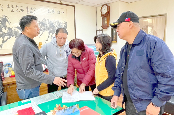金湖鎮代會主席蔡乃靖與鎮代表討論臨時會議程。（楊水詠攝）