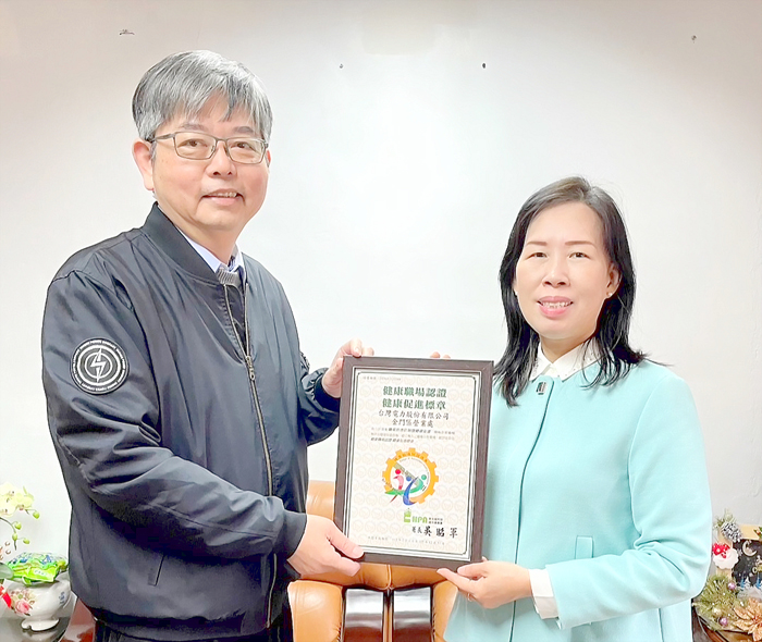 衛生局副局長李金治轉頒衛生福利部國民健康署「健康職場認證」健康啟動標章與健康促進標章給11家通過認證職場。（衛生局提供）