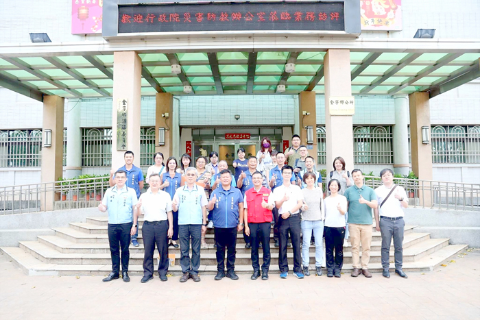 中央訪視團隊前往金寧鄉公所進行現地訪視，與相關單位經驗分享及交流。（消防局提供）