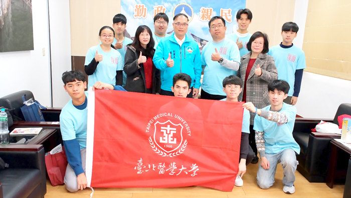 臺北醫學大學楓林幸服服務團（北醫楓林）與楓杏醫學青年服務團分別前往金門縣政府、金門縣衛生局及衛生福利部金門醫院拜會，並在拜會副縣長李文良時，就合作辦理「2024暑期金門縣青少年生物醫學知識計畫」進行洽談。（金門縣政府提供）