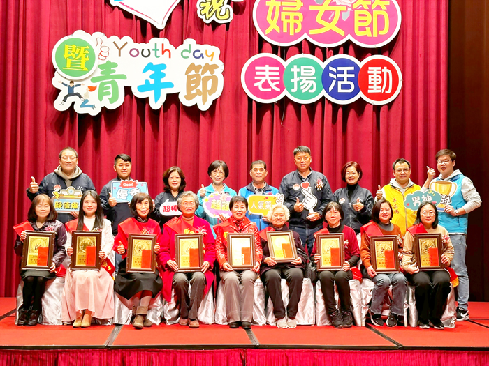 金湖鎮公所表揚模範婦女。（陳冠霖攝）