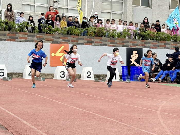 選手們奮力獲得佳績。(金沙國中提供)