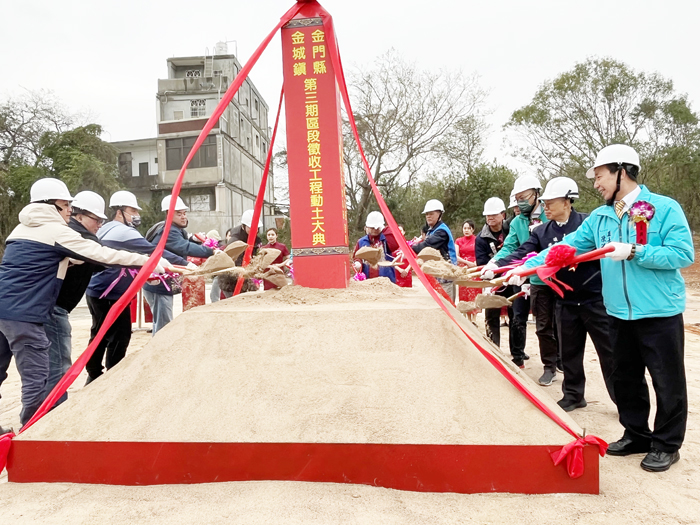 縣長陳福海偕與會來賓等共同持鏟動土。（高凡淳攝）