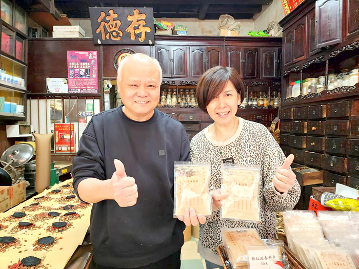 原料單純,存德中藥房胡椒粉不畏蘇丹紅風暴,民眾青睞。(許峻魁攝)