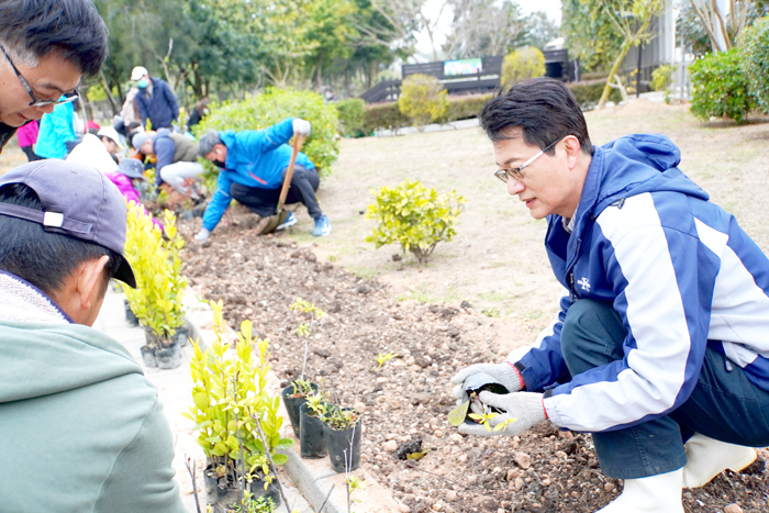 理世界森林日環境教育，環保局長李廣榮率同仁在環保公園植栽。（環保局提供）
