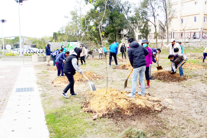 理世界森林日環境教育,環保局長李廣榮率同仁在環保公園植栽。(環保局提供)